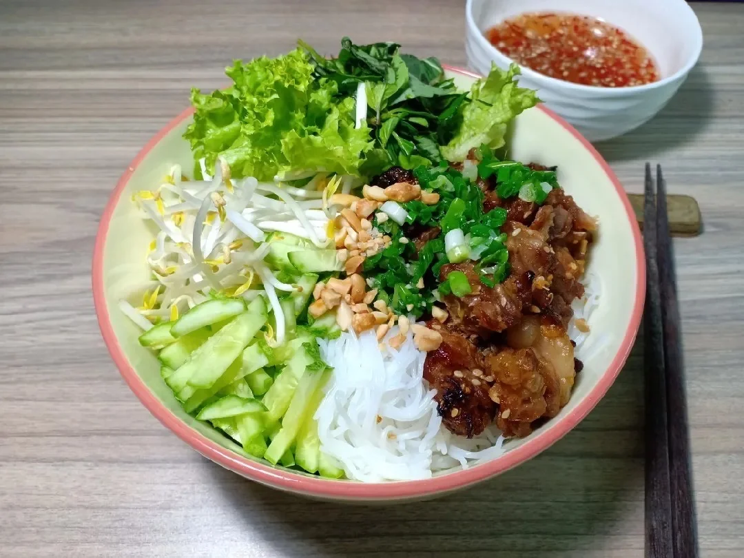 Grilled Meat on Noodles at Wrap N Roll Saskatoon — noodle bowl with grilled chicken, beef or pork, fresh salad and crispy fried onions